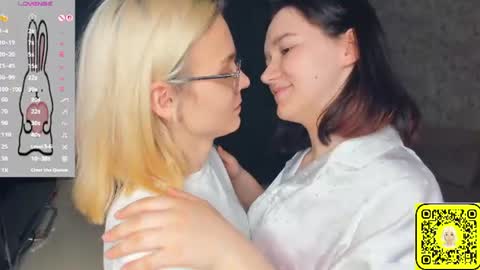 Violet and Isabel online show from June 13, 7:12 pm