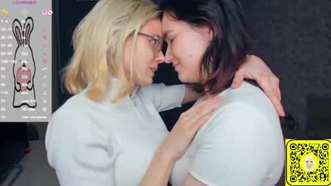 Violet and Isabel online show from June 14, 7:16 pm