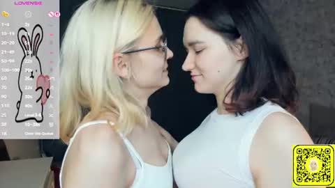 Violet and Isabel online show from June 18, 7:18 pm