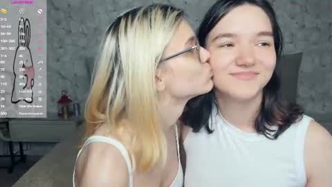 Violet and Isabel online show from July 28, 8:52 pm
