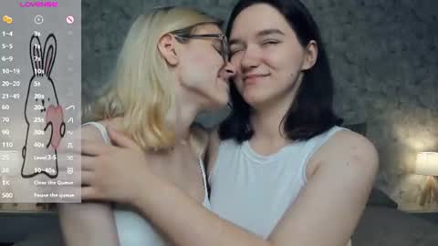 Violet and Isabel online show from July 29, 7:34 pm