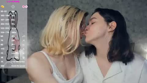 Violet and Isabel online show from August 3, 7:50 pm