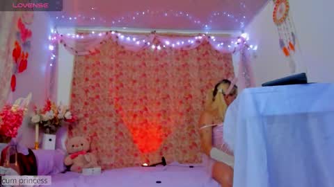 Snapshot of ladenandjuan chatting on November 22, 11:15 pm Laden And Juan online show from November 22, 11:15 pm