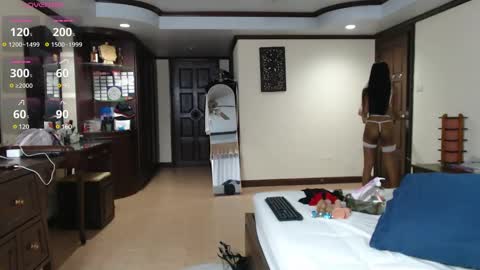 Mia online show from February 8, 11:22 am