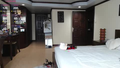 Mia online show from February 9, 11:14 am