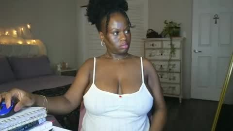 Snapshot of ladiosa_selene chatting on July 23, 2:42 am La Diosa Selene online show from July 23, 2:42 am