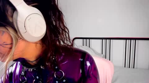 Mia online show from February 6, 5:09 pm