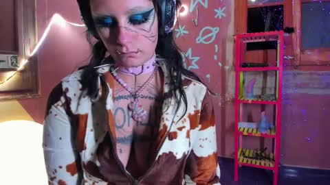 Mia online show from November 7, 7:25 pm