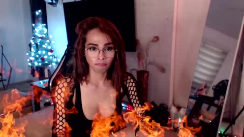 M MMY online show from December 6, 1:07 am