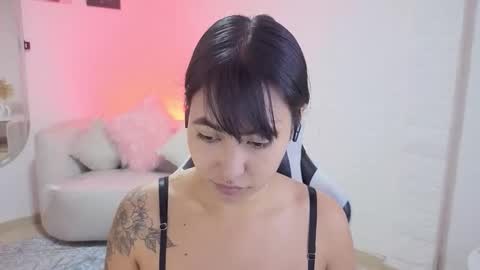 Snapshot of lady_violet_bridgerton_a chatting on January 6, 8:45 pm Lady Violet Bridgerton online show from January 6, 8:45 pm