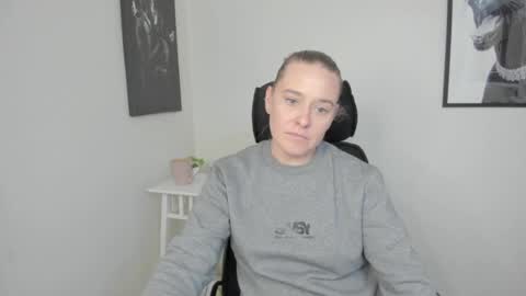 Snapshot of ladyalessa chatting on July 13, 5:43 am ALESSA online show from July 13, 5:43 am