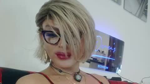 Snapshot of ladyoxana chatting on May 10, 8:03 pm Oxana online show from May 10, 8:03 pm