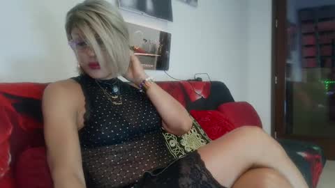 Snapshot of ladyoxana chatting on May 18, 12:40 am Oxana online show from May 18, 12:40 am