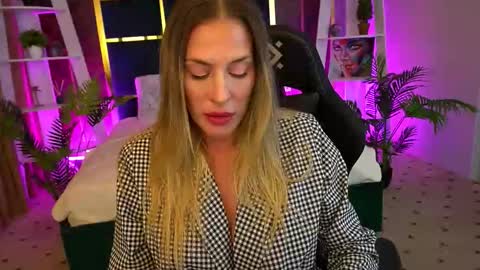 Laura online show from October 17, 1:57 pm
