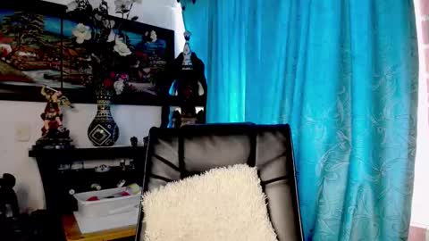 Snapshot of laia_hadid chatting on February 27, 3:23 pm laia_hadid online show from February 27, 3:23 pm