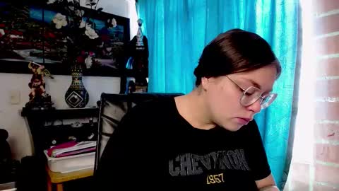 Snapshot of laia_hadid chatting on March 5, 4:03 pm laia_hadid online show from March 5, 4:03 pm