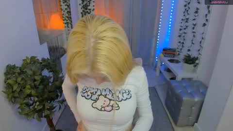 Snapshot of laly_peach chatting on June 3, 2:33 pm Laly online show from June 3, 2:33 pm