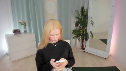 Snapshot of laly_peach chatting on June 16, 11:57 am Laly online show from June 16, 11:57 am