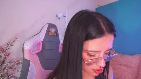 Snapshot of lana_dreams_ chatting on April 11, 1:32 am Lana online show from April 11, 1:32 am