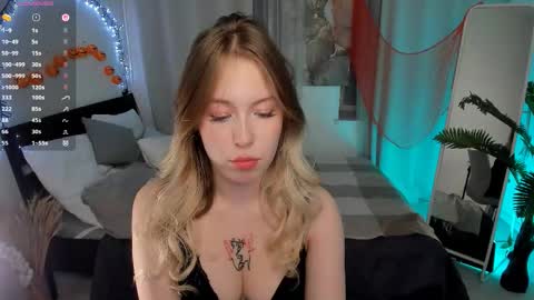 Snapshot of lanaroselle chatting on October 27, 4:00 pm Lana online show from October 27, 4:00 pm