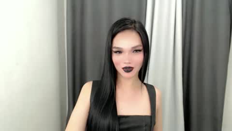 lanawyatt_ online show from November 1, 2:08 pm