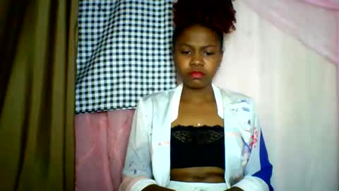 Snapshot of lara_belle chatting on June 1, 8:32 pm lara_belle online show from June 1, 8:32 pm