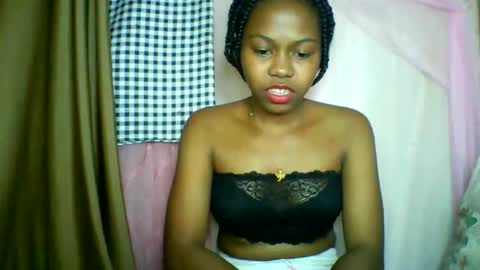 Snapshot of lara_belle chatting on June 2, 9:39 pm lara_belle online show from June 2, 9:39 pm