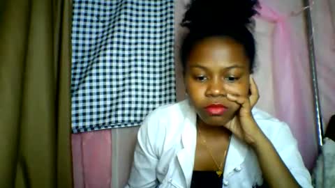 Snapshot of lara_belle chatting on June 7, 4:27 am lara_belle online show from June 7, 4:27 am