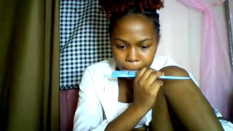 Snapshot of lara_belle chatting on June 8, 1:28 am lara_belle online show from June 8, 1:28 am