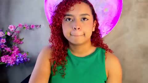 Snapshot of lara_curly chatting on June 17, 10:06 am lara_curly online show from June 17, 10:06 am