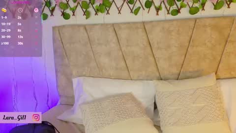 Snapshot of lara_gil_ chatting on September 19, 1:01 pm Lara Gill online show from September 19, 1:01 pm