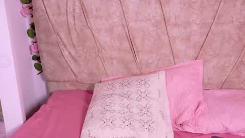 Snapshot of lara_gil_ chatting on December 5, 8:27 pm Lara Gill online show from December 5, 8:27 pm