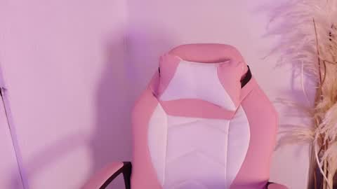 Snapshot of lara_gil_ chatting on December 18, 8:48 pm Lara Gill online show from December 18, 8:48 pm