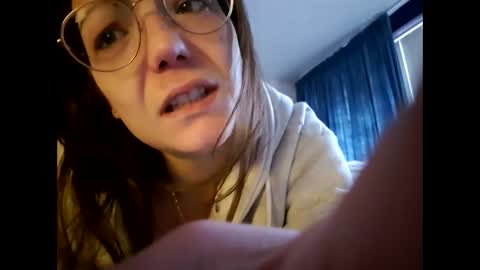 Snapshot of laraa333 chatting on February 8, 10:39 am Little online show from February 8, 10:39 am