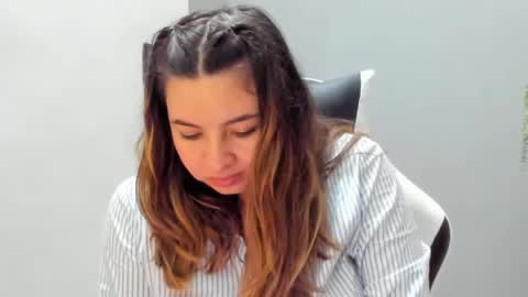 Snapshot of laracat18 chatting on June 17, 2:47 am Lara online show from June 17, 2:47 am