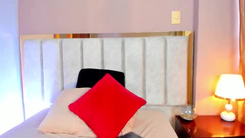 Snapshot of laragoldd chatting on October 31, 7:37 pm Lara Gold online show from October 31, 7:37 pm