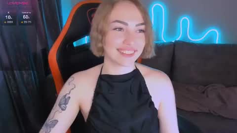 Snapshot of larakrein_lk chatting on June 18, 2:10 pm LaraKrein lk online show from June 18, 2:10 pm