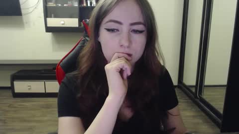 Laralianna online show from February 25, 4:00 pm