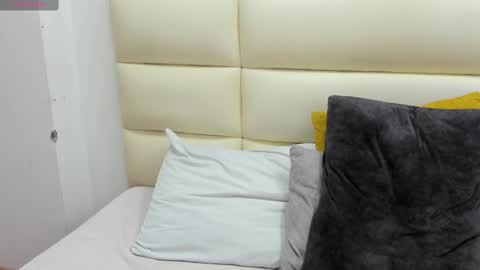 Snapshot of laramoon_ chatting on February 10, 5:09 pm LARA online show from February 10, 5:09 pm