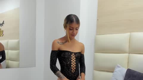 Snapshot of laramoon_ chatting on February 22, 7:58 pm LARA online show from February 22, 7:58 pm