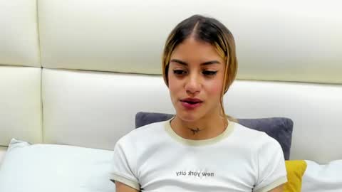 Snapshot of laramoon_ chatting on March 6, 11:20 pm LARA online show from March 6, 11:20 pm