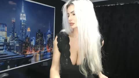 Snapshot of laras_moans chatting on December 7, 8:00 am laras_moans online show from December 7, 8:00 am