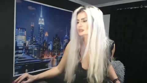 Snapshot of laras_moans chatting on December 7, 11:07 am laras_moans online show from December 7, 11:07 am