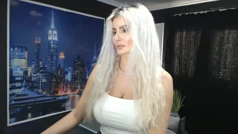 Snapshot of laras_moans chatting on December 13, 12:06 pm laras_moans online show from December 13, 12:06 pm