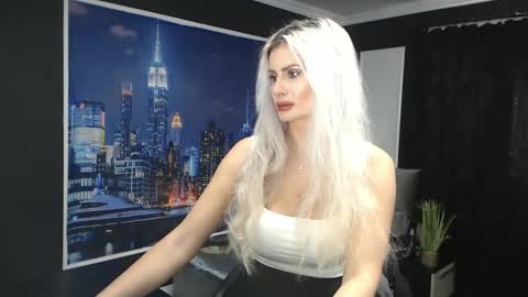 Snapshot of laras_moans chatting on December 14, 8:23 am laras_moans online show from December 14, 8:23 am