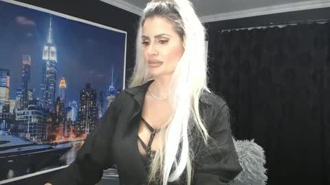 Snapshot of laras_moans chatting on December 28, 12:56 pm laras_moans online show from December 28, 12:56 pm