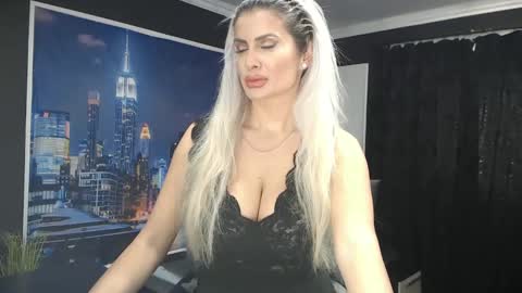 Snapshot of laras_moans chatting on January 1, 8:24 am laras_moans online show from January 1, 8:24 am