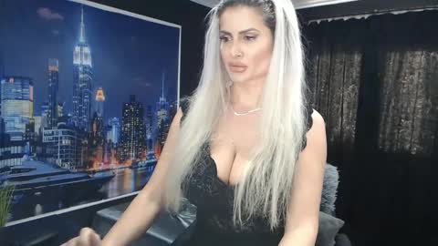 Snapshot of laras_moans chatting on January 1, 11:38 am laras_moans online show from January 1, 11:38 am
