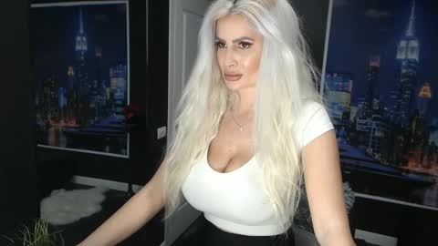 Snapshot of laras_moans chatting on March 5, 11:38 am laras_moans online show from March 5, 11:38 am