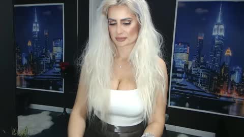 Snapshot of laras_moans chatting on March 12, 8:51 am laras_moans online show from March 12, 8:51 am